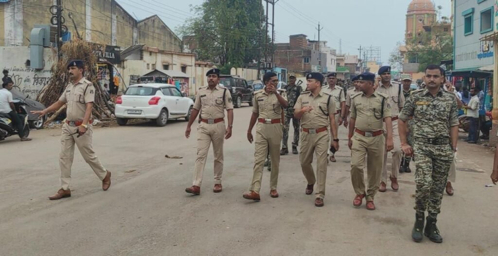 img-20240317-wa0020341255809231207258-1024x527 कवर्धा पुलिस द्वारा फ्लैग मार्च निकाल कर नागरिको को लोकतंत्र के इस पर्व में बिना किसी डर के मतदान करने संदेश दिया गया