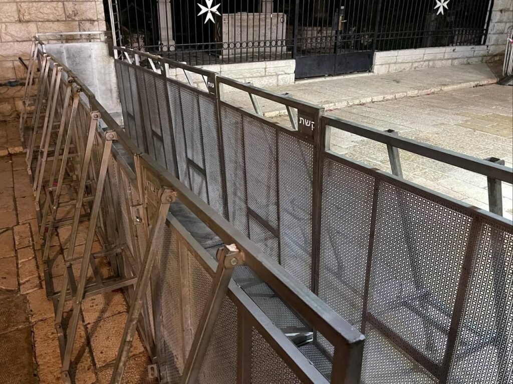 img_20240504_102624_7717495131736378865331-1024x767 The occupation forces set up iron barriers around the Church of the Holy Sepulcher in AlQuds to obstruct Christians' access to the church on the eve of Holy Saturday before Orthodox Easter on Sunday.