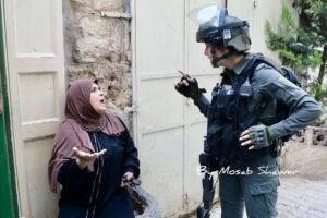 img_20240529_192514_0084600735264718310919-300x200 A Palestinian woman was assaulted during the deployment of settlers under the protection of the Israeli army in Hebron.