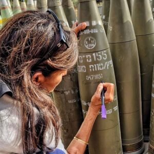 img_20240529_194047_8067195675361611113606-300x300 इजराइल में निक्की हैली ने उन गोले पर "खत्म कर दो" लिखा है जो एलओएफ अंतरराष्ट्रीय न्यायालय की अवहेलना करते हुए राफा में दागने वाला है। बिडेन ने गोले उपलब्ध कराए, रिपब्लिकन ने उन पर हस्ताक्षर किए। अमेरिकी राजनीतिक वर्ग इस नरसंहार में अपनी मिलीभगत में एकजुट है।
