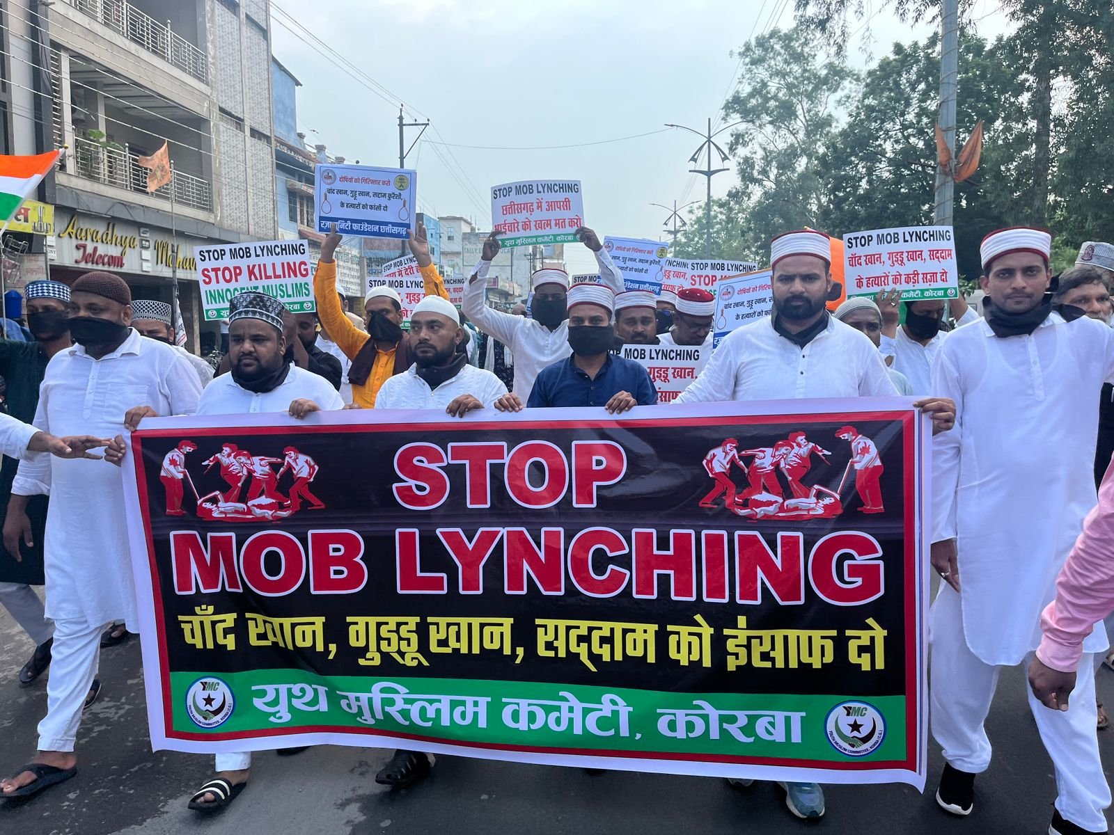 IMG-20240628-WA0016 आरंग में हुए मोबलिंचिंग की घटना के विरोध में और दोषियों के विरुद्ध गैर जमानती धाराओं के के तहत अपराध दर्ज करने की मांग को लेकर यूथ मुस्लिम कमेटी का मौन जुलूस। राष्ट्रपति ने नाम कलेक्टर को सौंपा ज्ञापन
