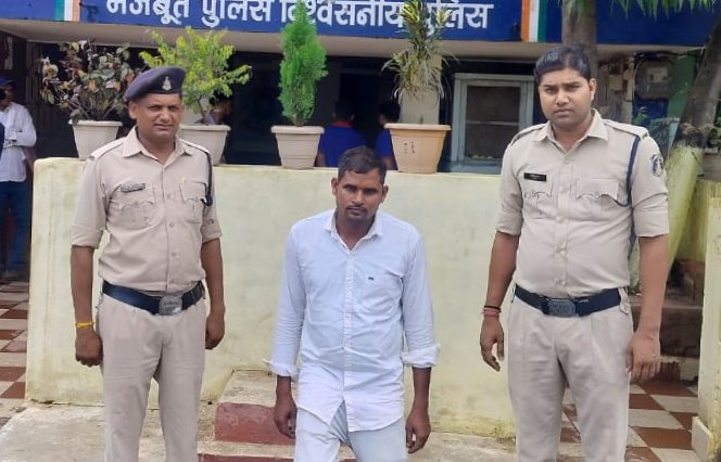 IMG-20240708-WA0019 बुरी नीयत से अकेला पाकर घर में घुसकर पीड़िता के साथ छेड़छाड़ कर आरोपी हो गया था फरार पुलिस के सूझबूझ से पहुंचा सलाखों के भीतर।